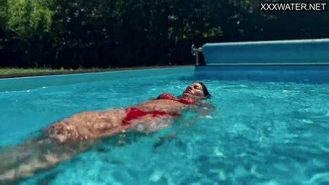 Blowjob from Brunette Sensation after Sultry Poolside Tease