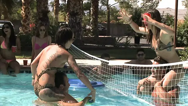 Melina Mason′s spring break brings us her flawless curves and flawless titties