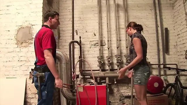 Sexteen licks and cumshot in the basement