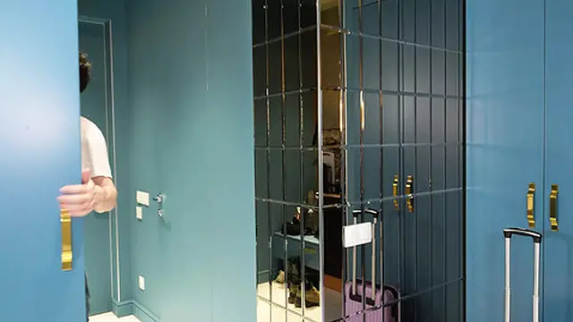 Overnight at hotel &mdash;  hunk entered me &mdash;  couldn′t hold back