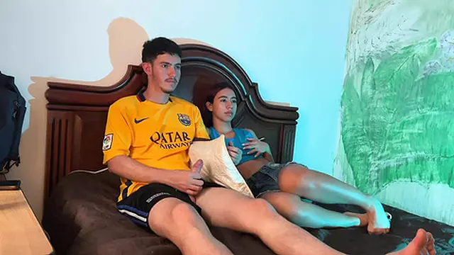 I watch TV with my girlfriend and she sucks my cock🌭