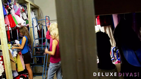 DeluxeDivas - Live Chat - Massey Masturbates Online