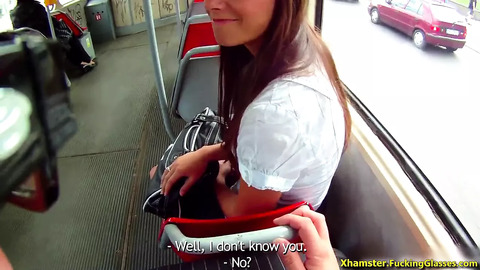 Fucked in Public: Glass-Wearing妓女 Gets Paid on the Bus Terminal