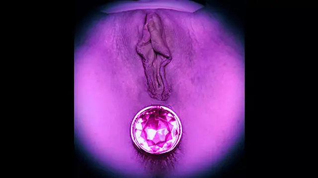 Kit Kat Club Fisting ? Young Slut gets fisted in the club