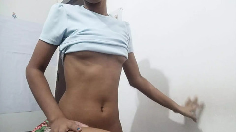 Exclusive今天的Hot Girl裸露她的Breasts