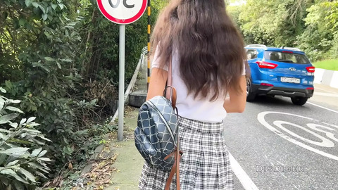 Girl公开她的私密，我在公共汽车上兴奋并提议海滩性交