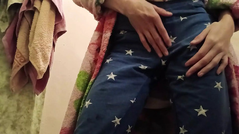 I F**k My Self in A P*rn浴室 at A Hostel