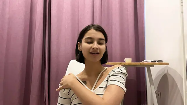 Amateur Cam Girl Fingering Her Pussy to Orgasm