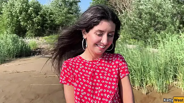 Took Out a Cute girlfriend to Nature to Cum in Her Pussy