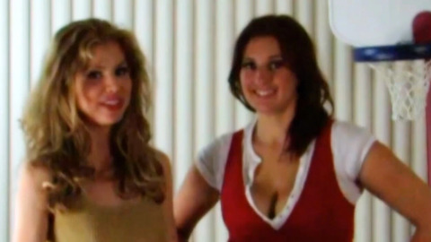 'Scorching Strip-O-rama: Two Beauties Play Basketball裸体'