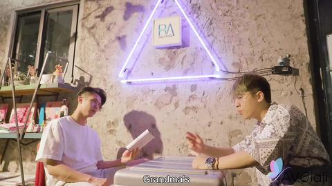 Hot Cop Li Persuades Guy to Serve in the Forces