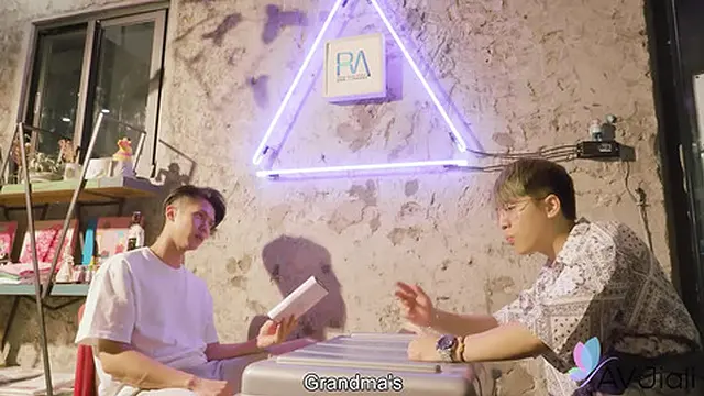 Hot Cop Li Persuades Guy to Serve in the Forces