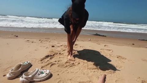 Teen On Beach:裸体沙滩自摸、口操、展示腿