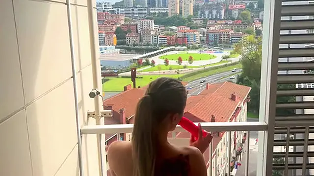 A Show for My Neighbors!!! I Masturbate and Squirt on the Balcony in Broad Daylight!