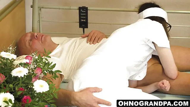 Nurse Sara stunned by hunk′s massive dick🍆