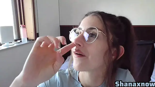 SHANAXNOW NOSE FETISH EATING BOOGERS PRESS NOSTRILS MOANING