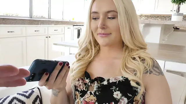 Chloe Marie Shows Her Stepdaddie How Good She Is at Fucking!