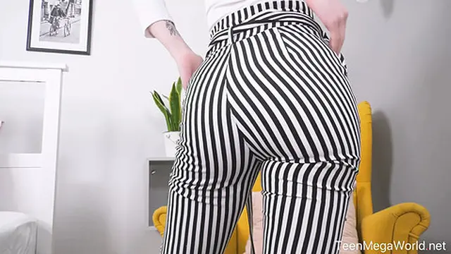 Hottie Stows Dildo Deep Inside