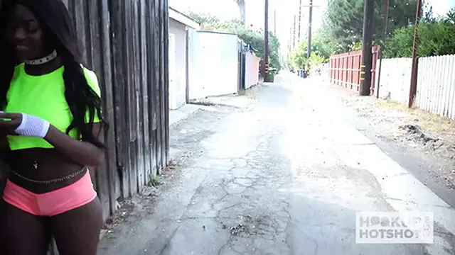 Tori Montana Can′t Get Enough of Small Hands Aaron′s Sex!