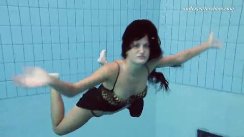 Underwater sex kitten exploits her fishy fantasies
