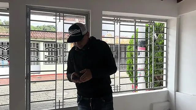 My boyfriend Arrives From a Trip so as a Welcome Gift I Give Him My Delicious Pussy to Taste.