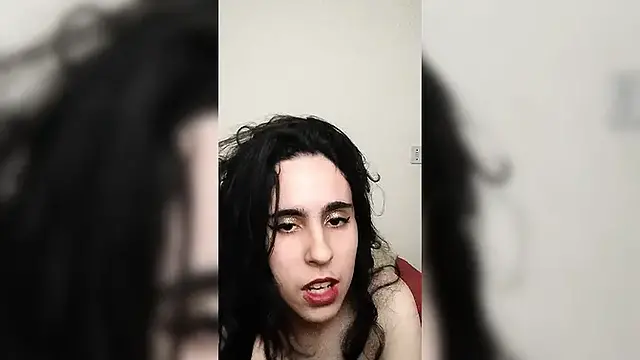 Nymphomaniac beating siririca at party time