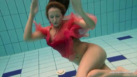 Sultry siren Silvie gets steamy in scorching sauna sessions