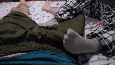 'rub toe socks seduce and torment dick🌭'