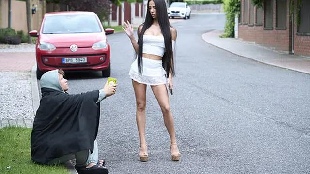 Rich hobo in luxury car seduces gold-digging babe